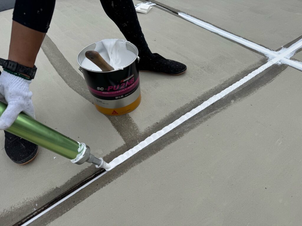 目地シーリング処理<br />
※2液型ウレタンシーリング使用